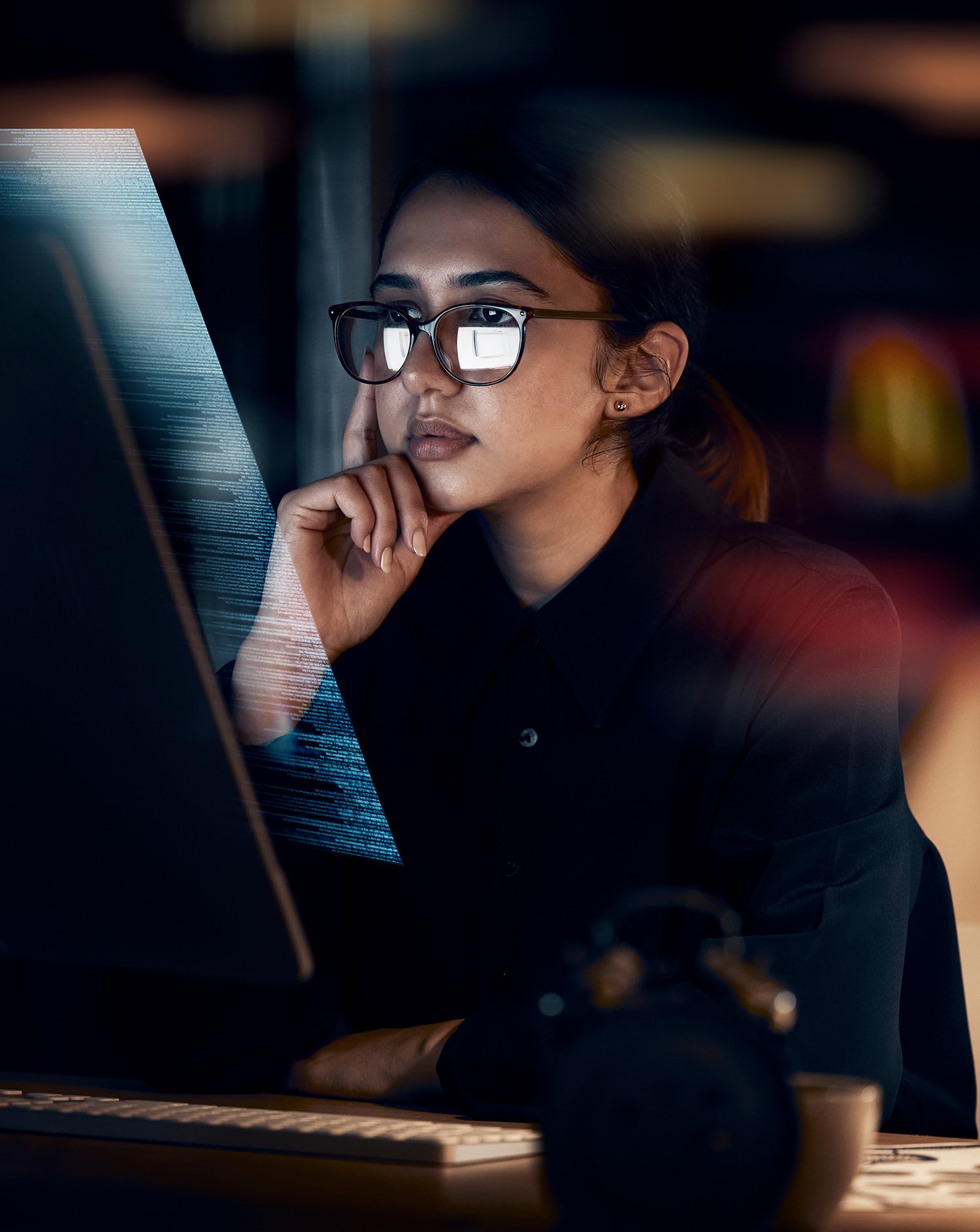 woman_reading_computer.jpg