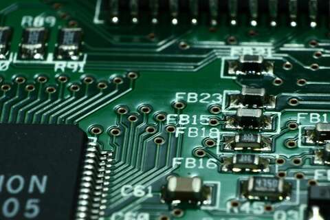 マイクロコントローラーとチップを搭載したグリーン開発ボード